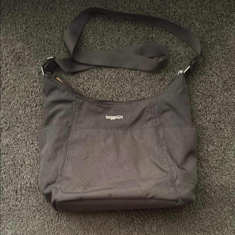 Baggallini Gray Messenger Bag Durable and Stylish